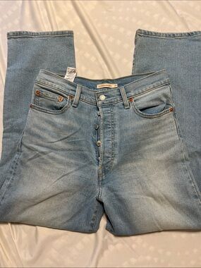 Light Wash Levi’s ribcage straight jeans